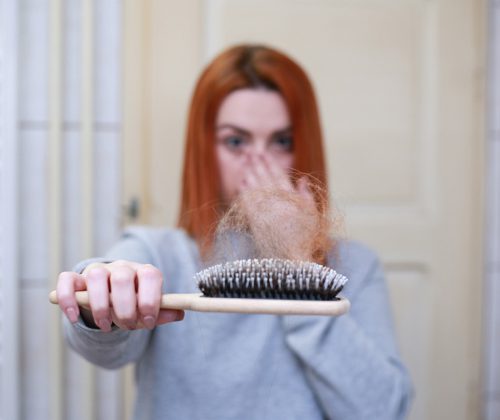 Vă cade părul excesiv? Toamna este aici!